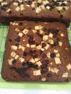 Foto resep Banana cake with apples and raisins