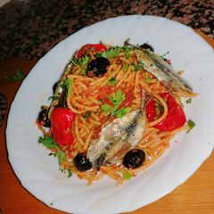 A picture of Spaghetti with Sardines, black olive😜😋.