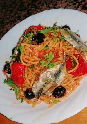 A picture of Spaghetti with Sardines, black olive😜😋.