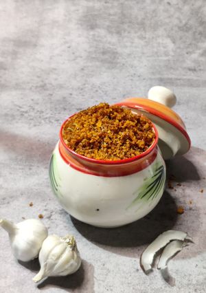 A picture of Lasun khobara chutney.