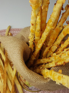 Una foto de Palitos de pan de queso y semillas