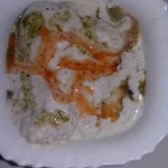A picture of Dahi bhalle.