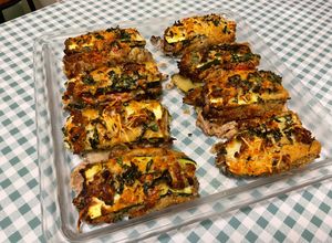 Une photo de Courgettes en mini sandwichs croustillants aux tomates, bœuf et fromage