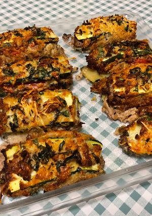 Une photo de Courgettes en mini sandwichs croustillants aux tomates, bœuf et fromage