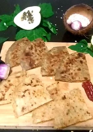 થાઈ રો પપૈયા અને પનીર બાજરા પરાઠા અને ઓટ્સ પરાઠા વિથ રો પપૈયા સલાડ રેસીપી મુખ્ય ફોટો