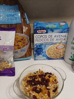 Una foto de Porridge con nueces y arándanos secos. Desayuno sano y enérgico
