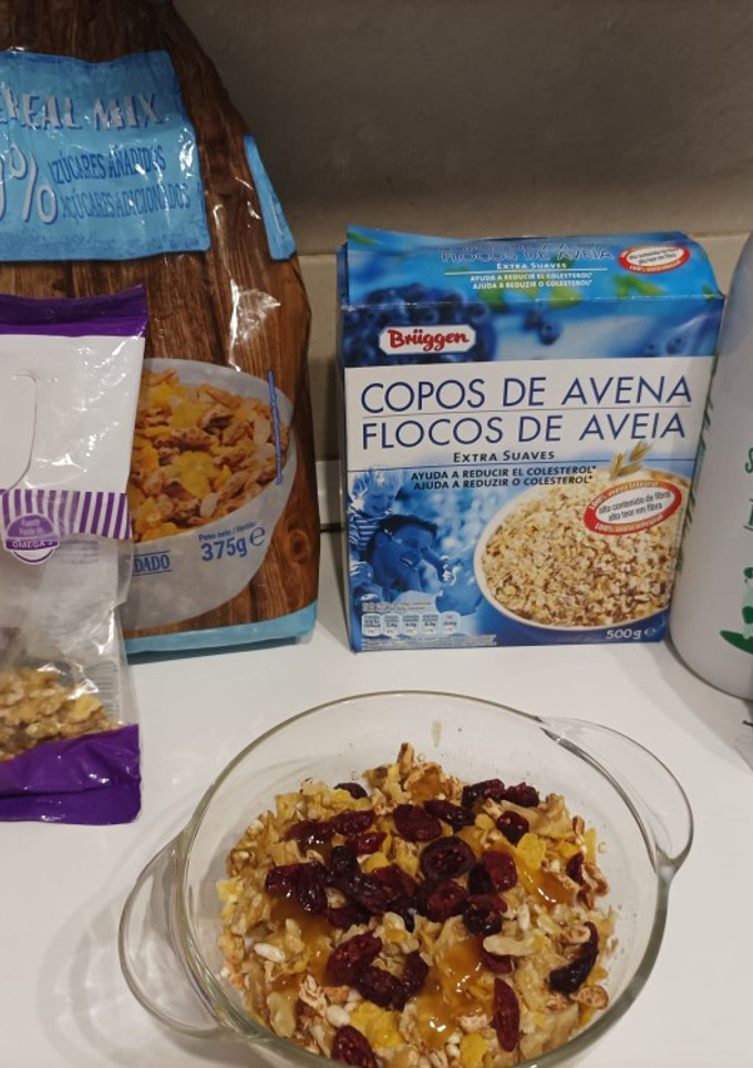 Una foto de Porridge con nueces y arándanos secos. Desayuno sano y enérgico