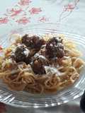Spaghetti con albóndigas y salsa
