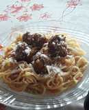 Spaghetti con albóndigas y salsa