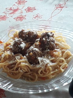 Una foto de Spaghetti con albóndigas y salsa