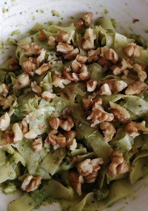 Una foto de Tallarines al aguacate con nueces
