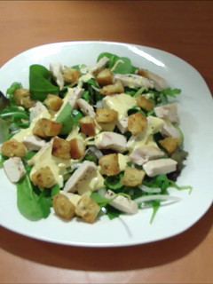 Una foto de Ensalada de pollo con picatostes especiados recién hechos