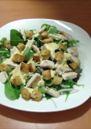 Foto principal de Ensalada de pollo con picatostes especiados recién hechos