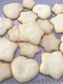 Una foto de Galletas de mantequilla al aroma de cítricos 🍊 🍋