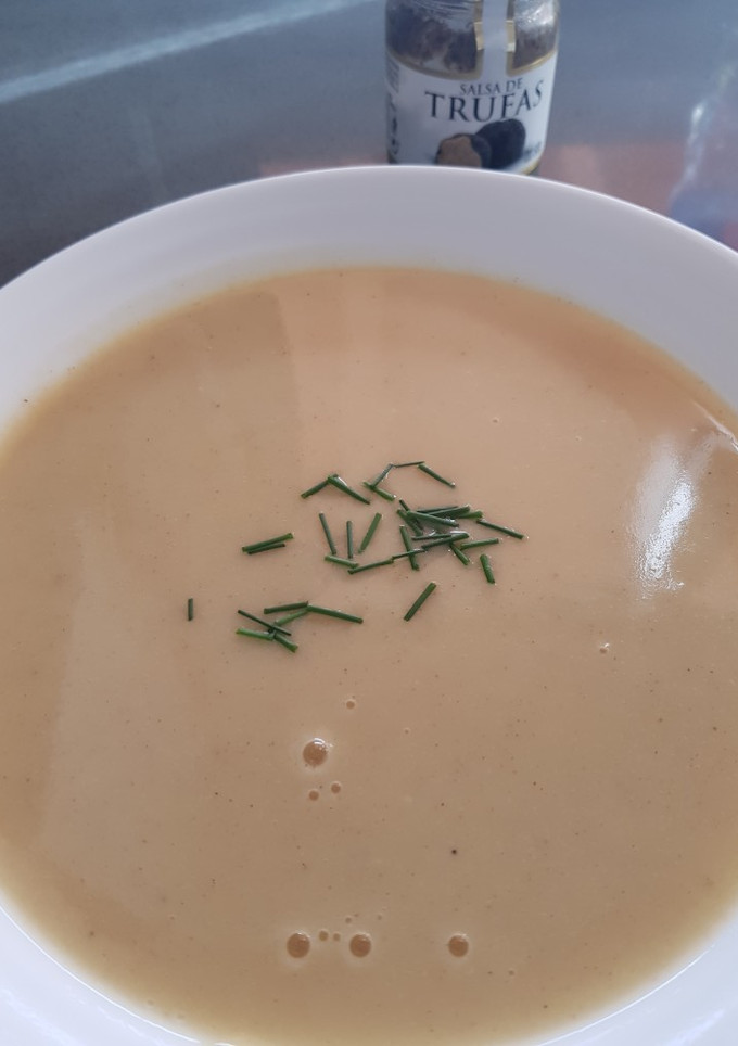 Una foto de Crema de coliflor y trufa Thermomix