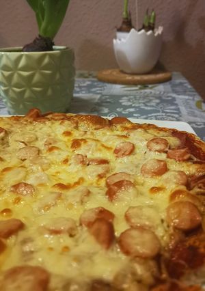 Gluténmentes pizza tarjával és virslivel recept fotója