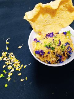 મકાઈ ખીચીયા સ્પાઉટેડ સલાડ(Corn Papad Sprouts Salad Recipe In Gujarati) રેસીપી મુખ્ય ફોટો