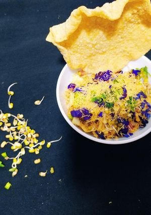 મકાઈ ખીચીયા સ્પાઉટેડ સલાડ(Corn Papad Sprouts Salad Recipe In Gujarati) રેસીપી મુખ્ય ફોટો