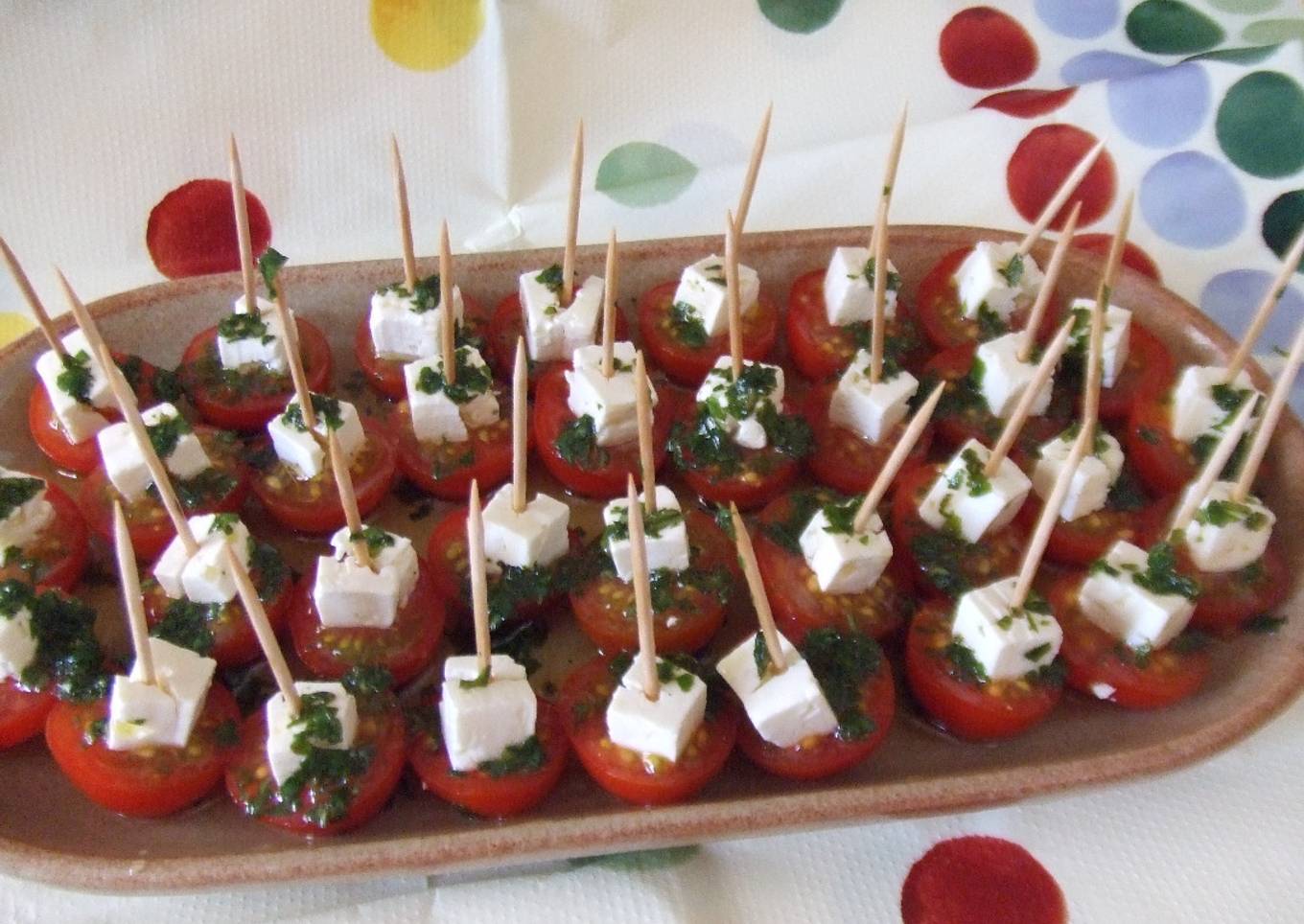 Aperitivo de tomatitos baby con queso feta y vinagreta de albahaca