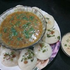 A picture of Idli Sambhar.