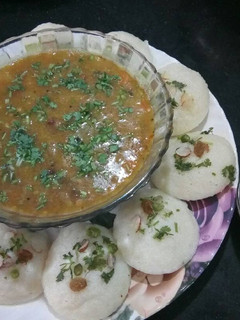 A picture of Idli Sambhar.