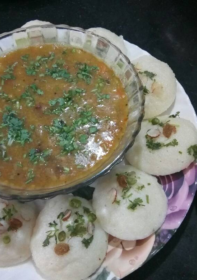 A picture of Idli Sambhar.