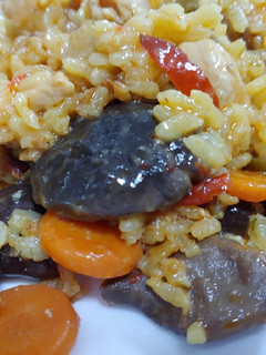 Una foto de Arroz meloso Campero con Setas, lomo y pollo