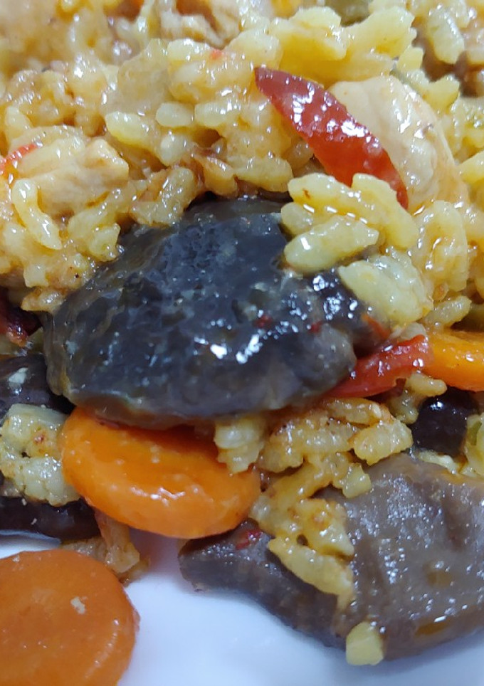 Una foto de Arroz meloso Campero con Setas, lomo y pollo