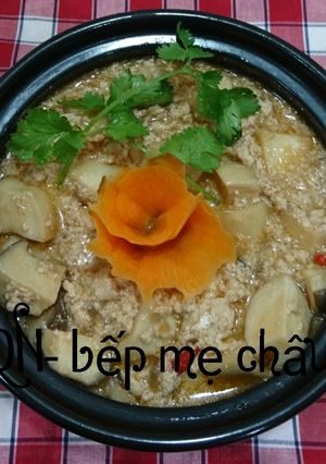 Hình của món Nấm đùi gà kho tộ.