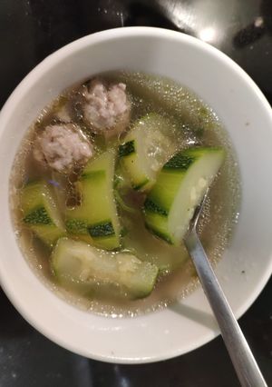 Hình của món Canh bí ngòi thịt viên.