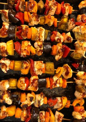 Una foto de Brochets de pollo y verduras