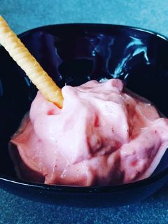 Una foto de Helado de plátano y fresa