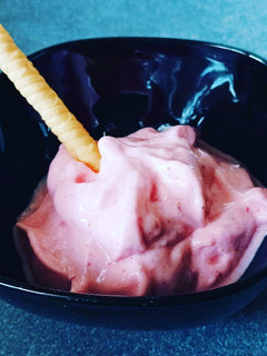 Una foto de Helado de plátano y fresa