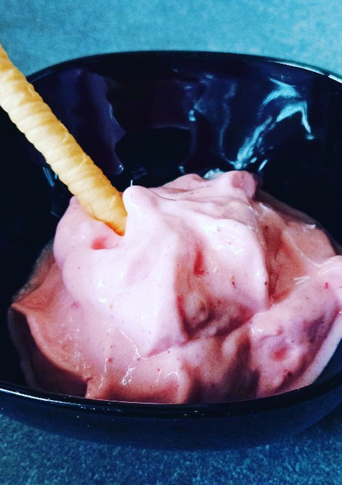 Una foto de Helado de plátano y fresa