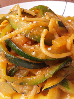 Una foto de Espaguetis🍝 de calabacín🥒🌶 en salsa🍝de tomate🍅🤔