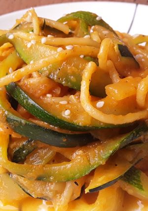 Una foto de Espaguetis🍝 de calabacín🥒🌶 en salsa🍝de tomate🍅🤔