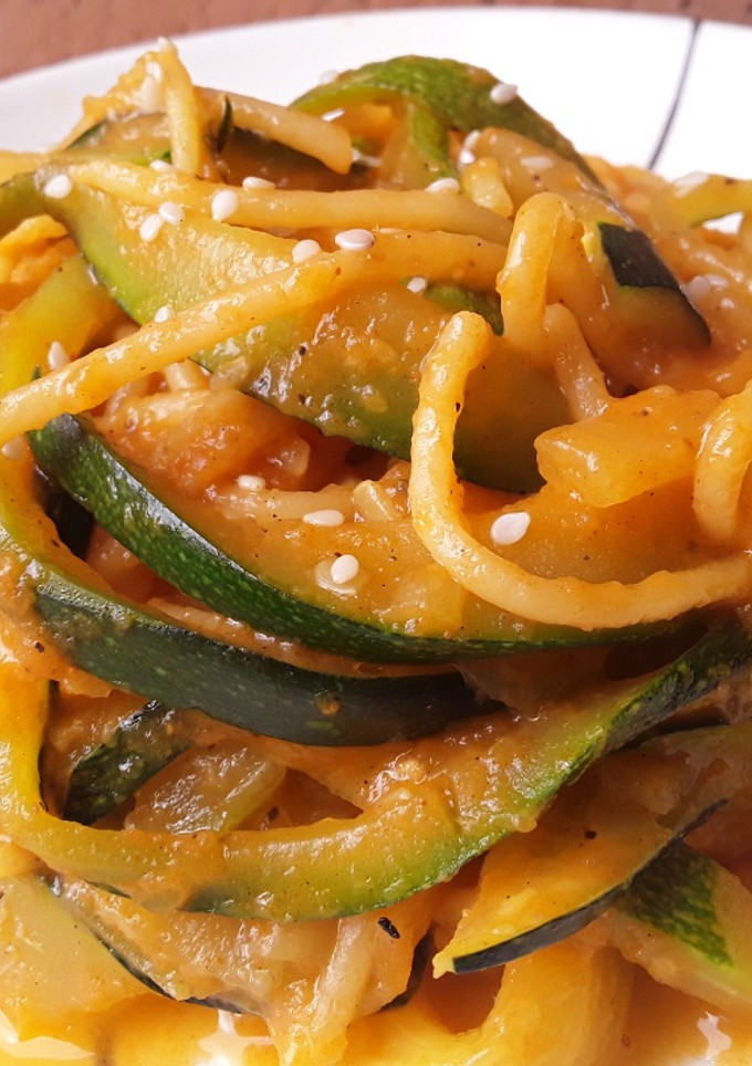 Una foto de Espaguetis🍝 de calabacín🥒🌶 en salsa🍝de tomate🍅🤔