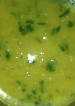 A picture of Green moong and chana dal.