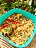 Curry rojo de salmón con fideo ramen