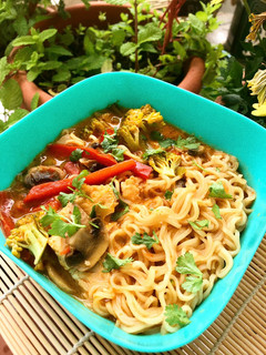 Una foto de Curry rojo de salmón con fideo ramen