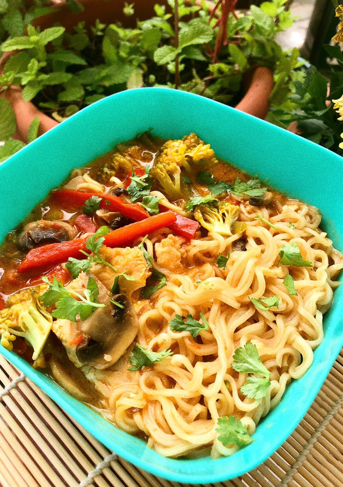 Una foto de Curry rojo de salmón con fideo ramen