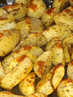 Una foto de Patatas de primavera asadas al horno con hierbas