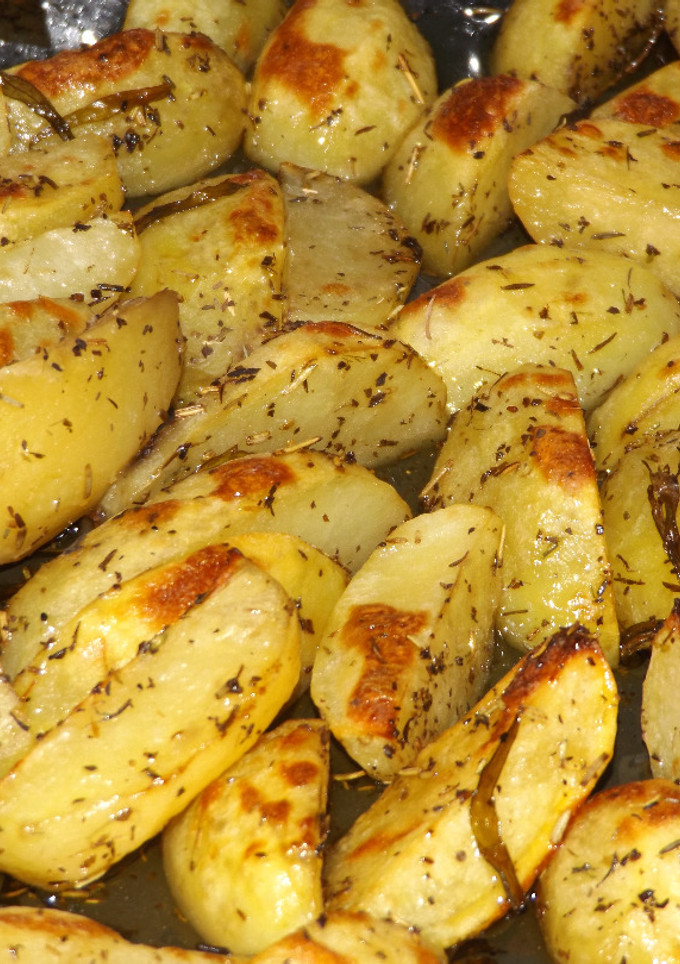 Una foto de Patatas de primavera asadas al horno con hierbas