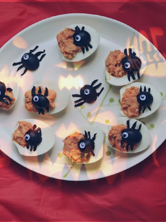 Una foto de Huevos rellenos de Halloween