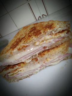 Una foto de Sándwich Croque Monsieur