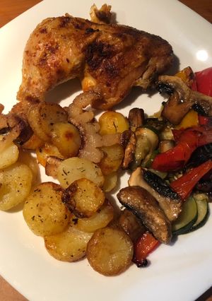 Ropogós csirkecomb, hagymás-szalonnás burgonyával és párolt zöldséggel recept fotója