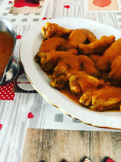 Una foto de Alitas de pollo en salsa jardinera pasada por colador chino