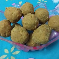 A picture of Besan ke ladoo.