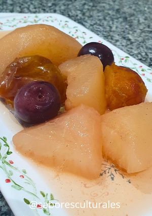 Una foto de 🍐🥣Compota de peras, ciruela gotitas de miel y cerezas🍒