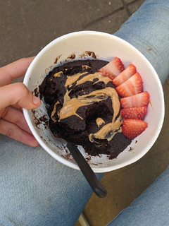 Una foto de Torta en taza/mug cake vegana sin azúcar 🍫🍰